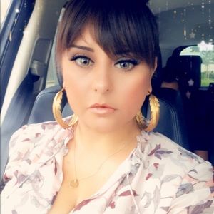 Meet your Posher, Elia